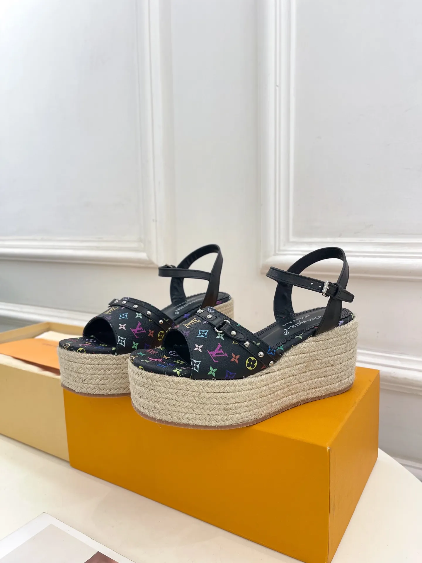 👟👟Ex-factory price 620👟👟 | Louis Vuitton 25𝐬𝐬 🧡💚2025 spring and summer new model top version‼ ️The original version is the same. The counter features the latest LV Full of high-end feel! A popular model among bloggers at home and abroad, it’s retro and fashionable and looks amazing on your feet! Mainly recommended model on the official website★ ━━━━━ ЅᏇєєt ━━━━━ ▪️Upper: Original customized cowhide print ▪️Lining: imported sheepskin lining ▪️Outsole: original molded outsole ▪️Heel height: 8cm, water platform 4.5cm ▪️Shoe size: 35-39 (customized for 40, 41)